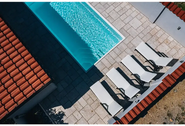 Saba fibreglass pool – turquoise water, white-tiled edges