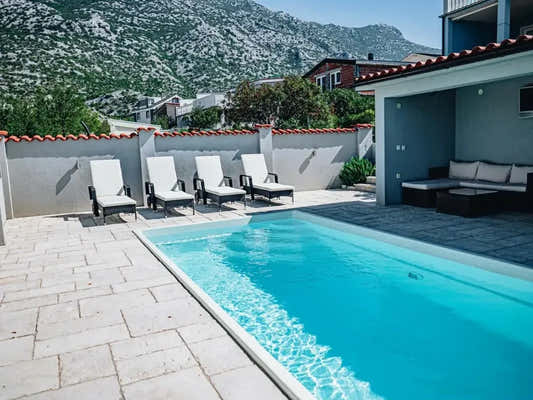 Saba fibreglass pool – clear blue water, white-tiled edges