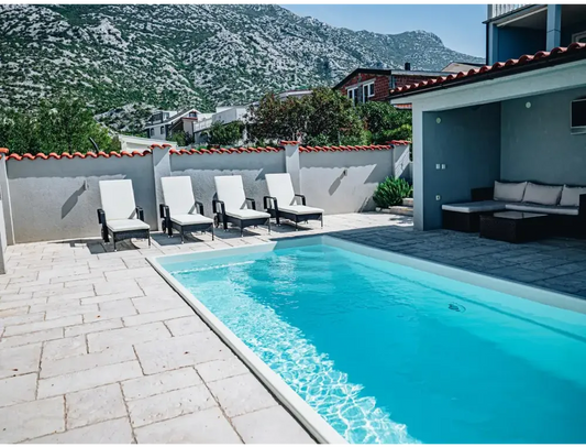 Saba fibreglass pool – clear blue water, white-tiled edges