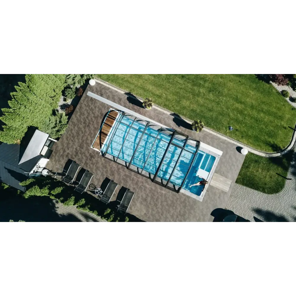 Glasfiberpool Trinidad med blå kakel, glastak och inbyggt poolöverdrag