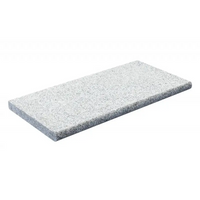 Grå fläckig granitsten i Natura Kiruna Paket med klart blått poolvatten