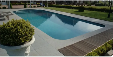 Natura Kiruna coping stone set – rectangular pool, clear blue water