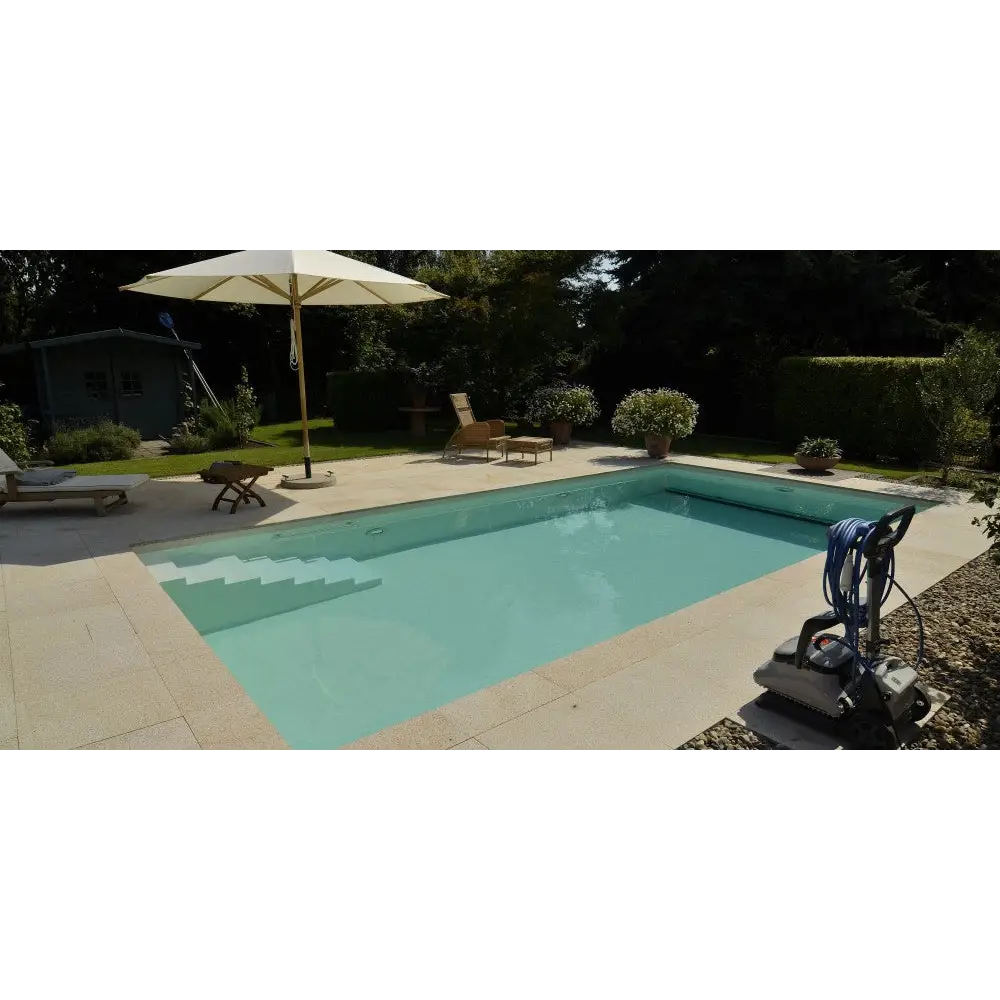 Natura Kiruna paket med rektangulär bassäng i turkost vatten och beige stenkanter