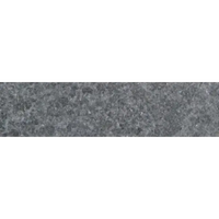 Mörkgrå granitbänkskiva med Natura Kiruna Paket och klara blå poolvatten