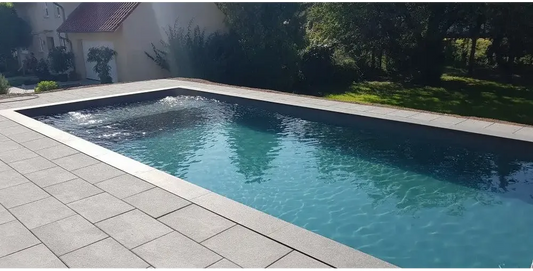 Natura Modena coping stone set – rectangular shape, clear blue water, light grey tiled edge