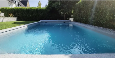 Natura Modena coping stone set – rectangular pool, clear blue water