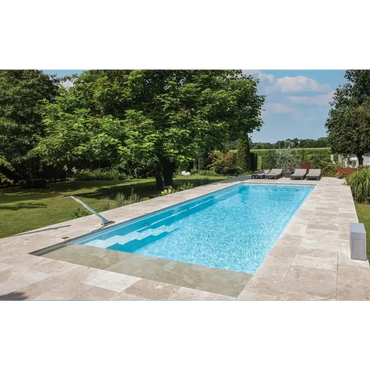 Rektangulär pool med modern design, hög vattenlinje och sluttande botten