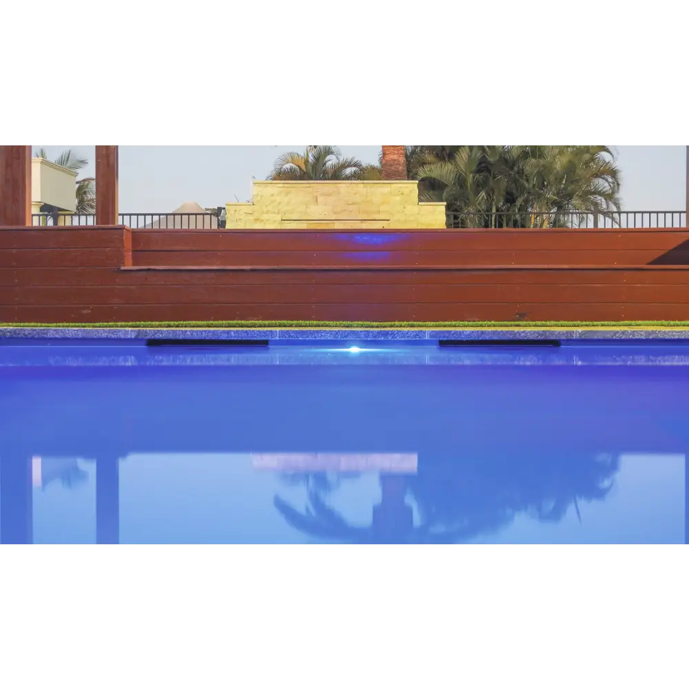 Leisurepools Elite rektangulär infinitypool i djupblått med LED-belysning