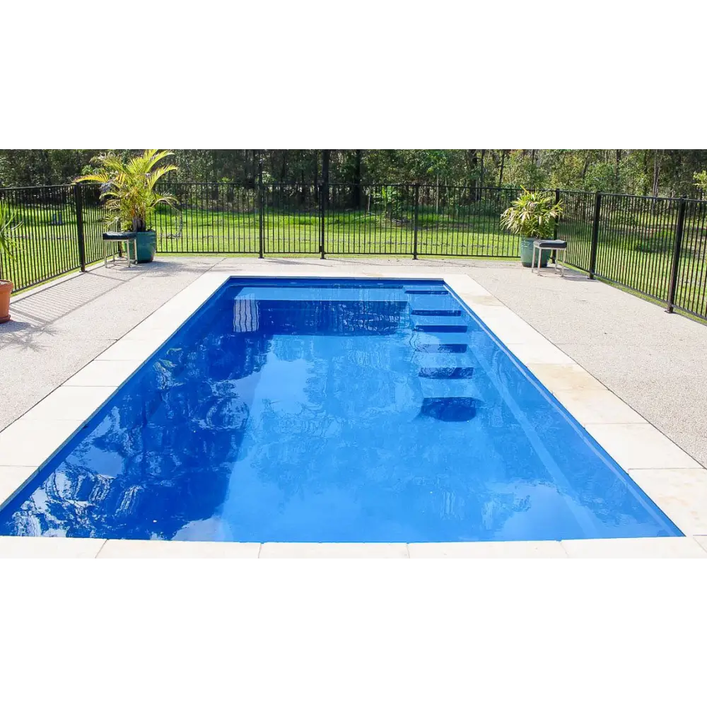 Leisurepools Elite rektangulär modern pool med blåvatten och vitkant