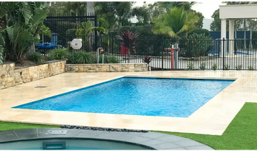Leisurepools Elite pool – rectangular shape, modern design, clear blue water, beige stone