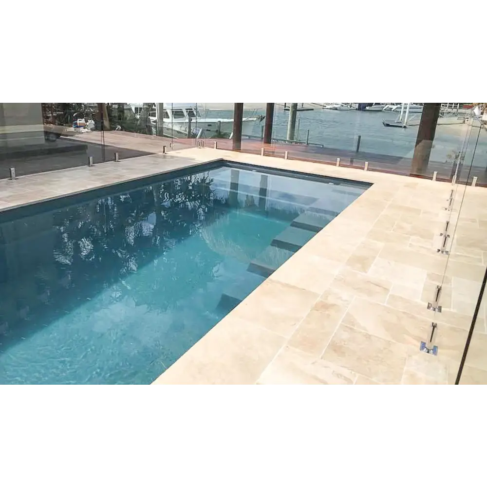 Leisurepools Elite rektangulär modern pool med turkost vatten och beige sten