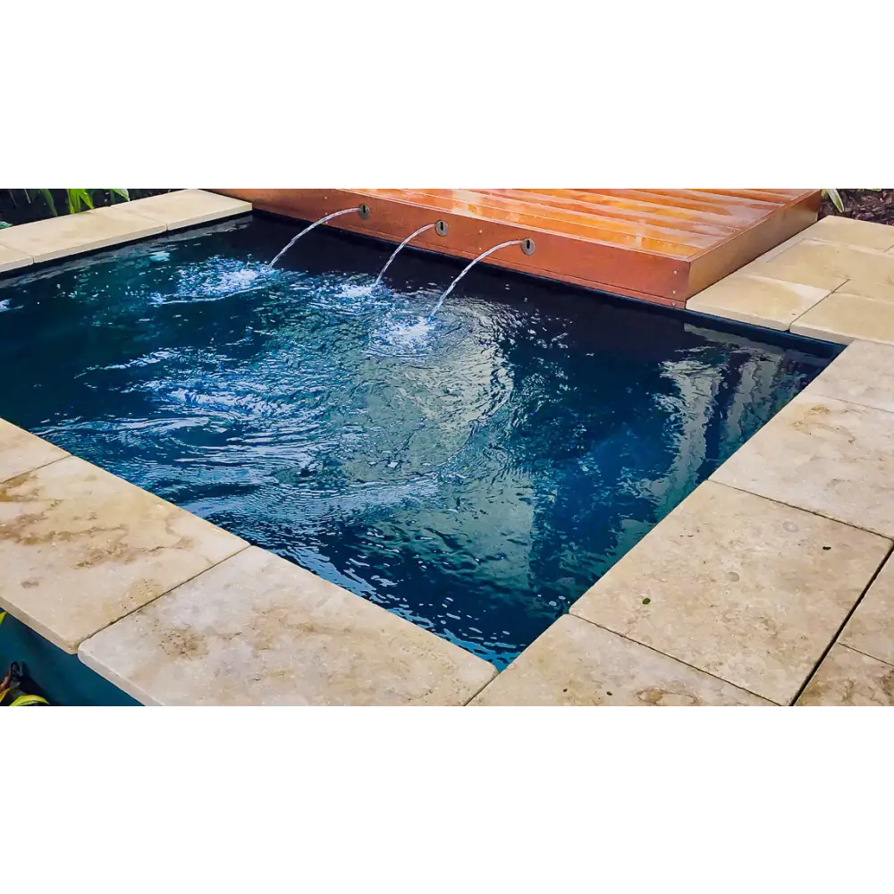 Leisurepools Fiji Plunge med blått vatten och träterrass