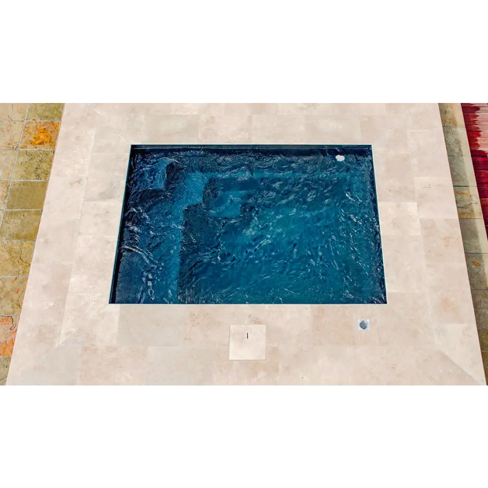 Leisurepools Fiji Plunge med klart blått vatten i rektangulär form