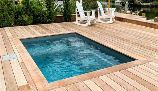 Leisurepools Fiji Plunge pool – clear blue water, wooden deck