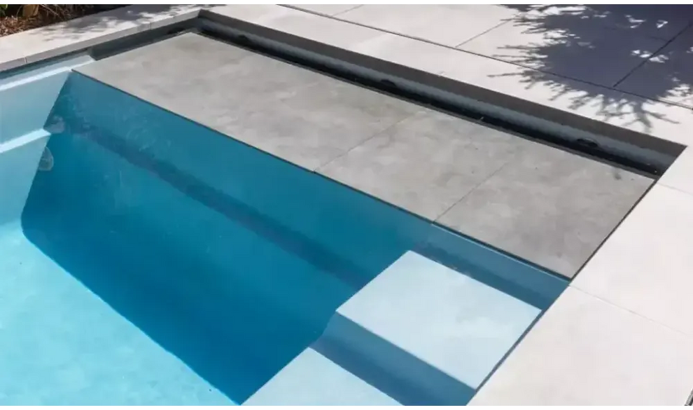 Stilren pooldesign med Leisurepools Linear och grå betongtrappor
