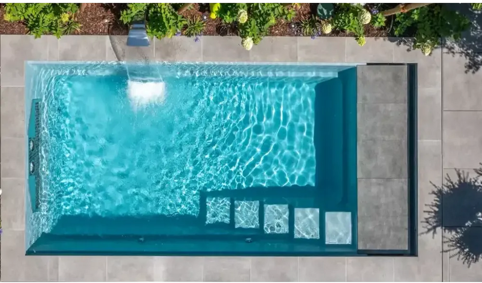 Stilren pooldesign med klart turkost vatten i Leisurepools Linear