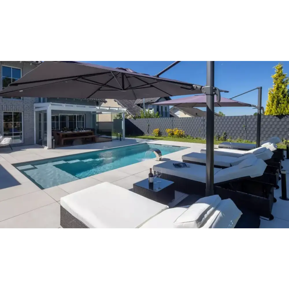 Svart rottingloungestol med vita kuddar och visuellt imponerande design