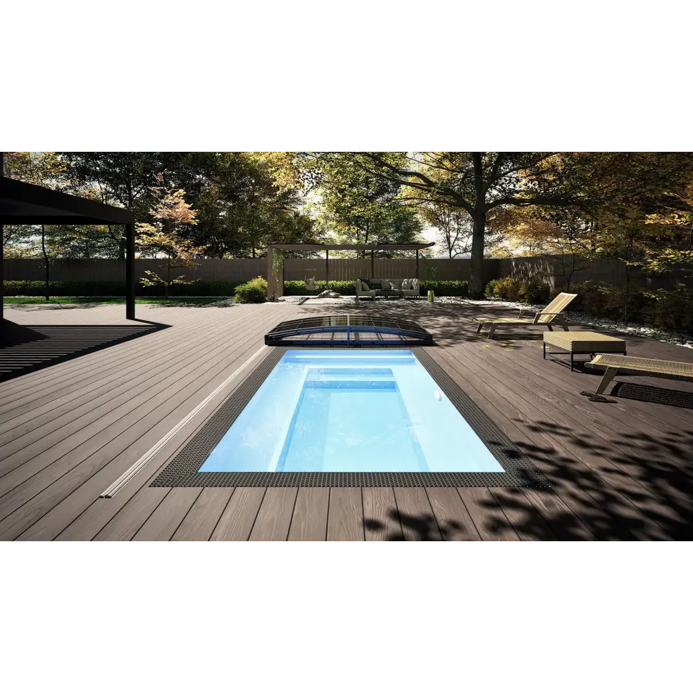 Rektangulär minipool wellness pool med klarblått vatten och svart kaklad kant i trädeck