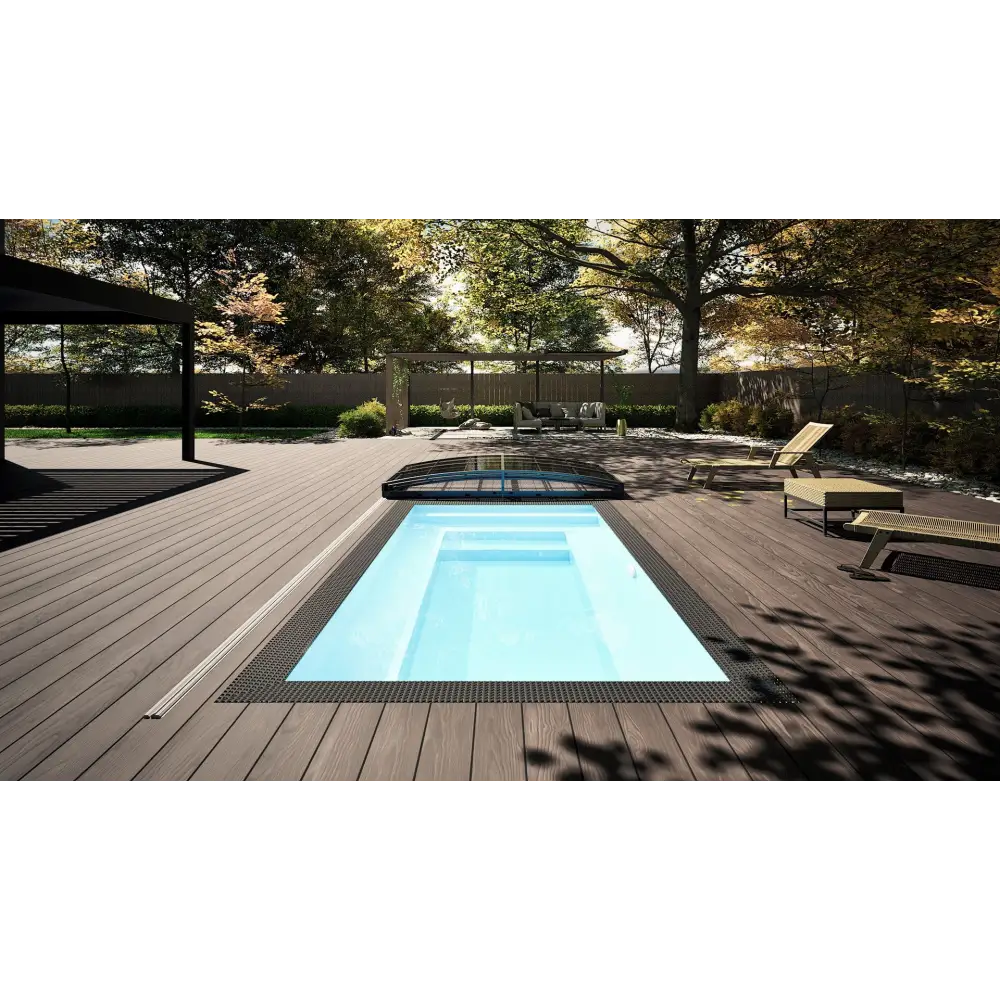 Rektangulär minipool wellness pool med klarblått vatten och svart kaklad kant i mörk trädterrass