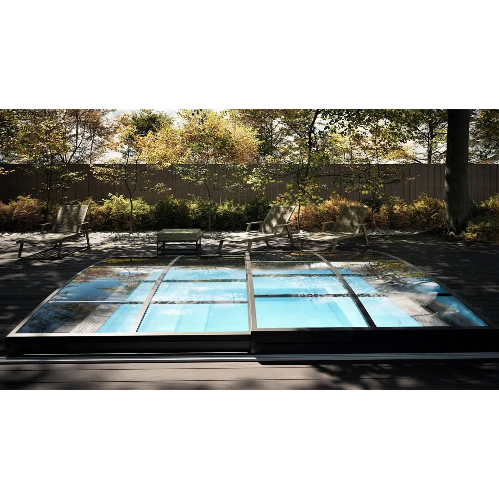 Modern rektangulär minipool wellness pool med svart kaklad kant och klart blått vatten