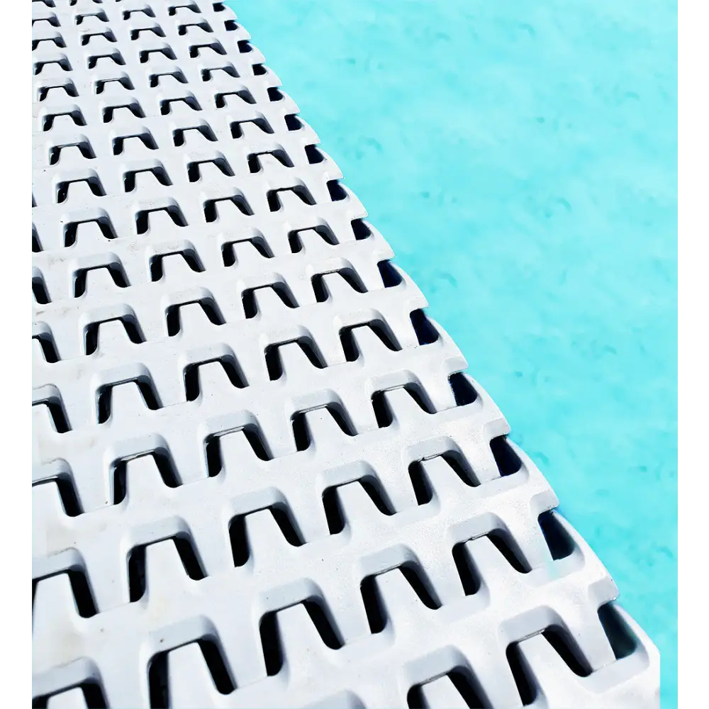 Vit texturerad plastmatta för minipool wellness pool med U-formade spår