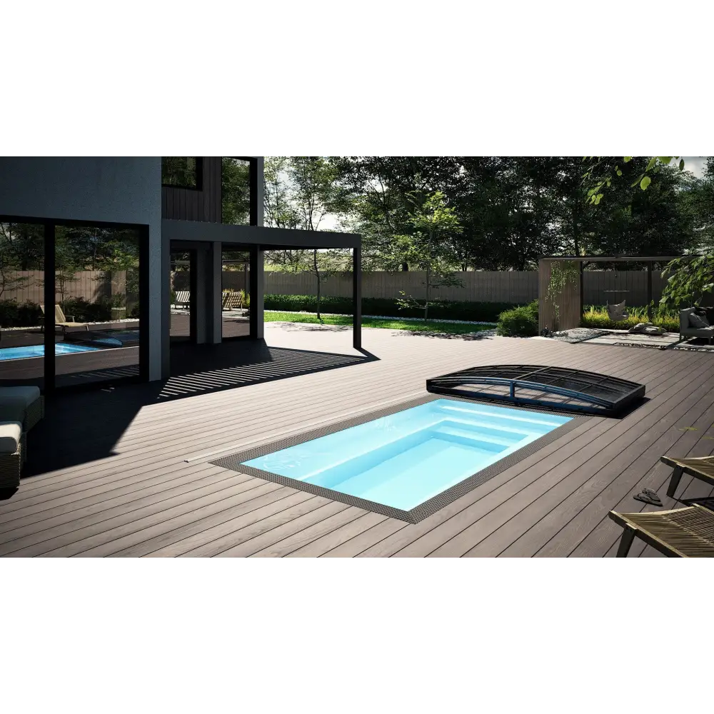 Rektangulär minipool wellness pool med blått vatten och svart kant