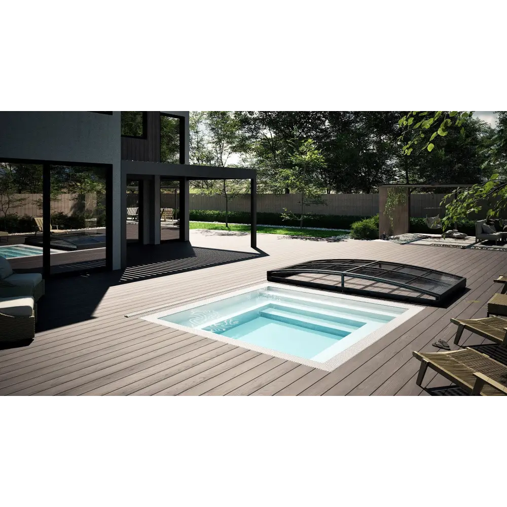 Rektangulär minipool wellness pool med klart blått vatten och svart valvlock