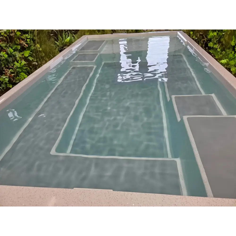 Rektangulär wellness pool ovanmark Mira390 med geometrisk design och grå betongkanter