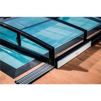 Moover solcellsdriven elmotor med svart ramglasdörr och vit baspanel