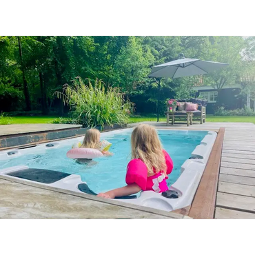 Vit PassionSpa Aquatic 1 Swim Spa med barn i bubbelpool på trädäck