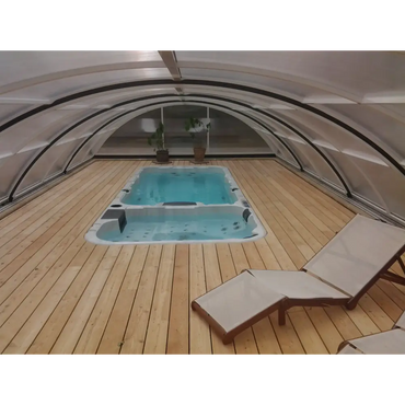 PassionSpa Aquatic 3 Swim Spa med ljusblått vatten under kupol