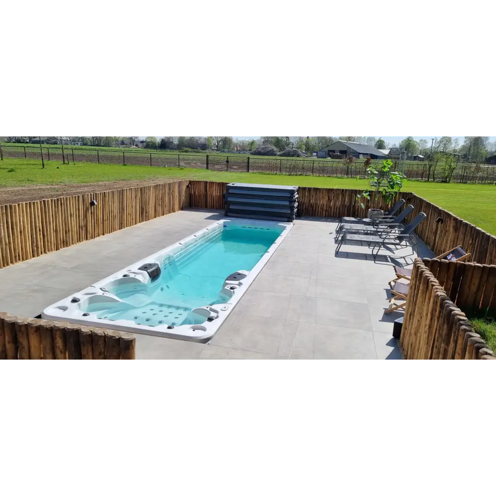 Vit PassionSpa Aquatic 6 Swim Spa – Sport Collection, vit rektangulär med turkost vatten och svarta jetstrålar, omgivet av trästaket