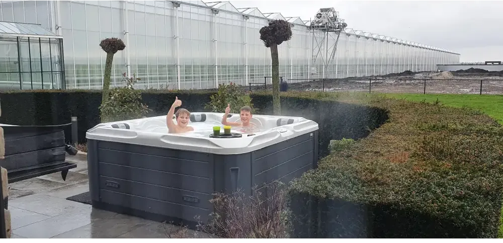 PassionSpa Delight Spabad mörkgrå med personer i