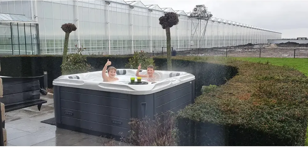 PassionSpa Delight Spabad mörkgrå med personer i