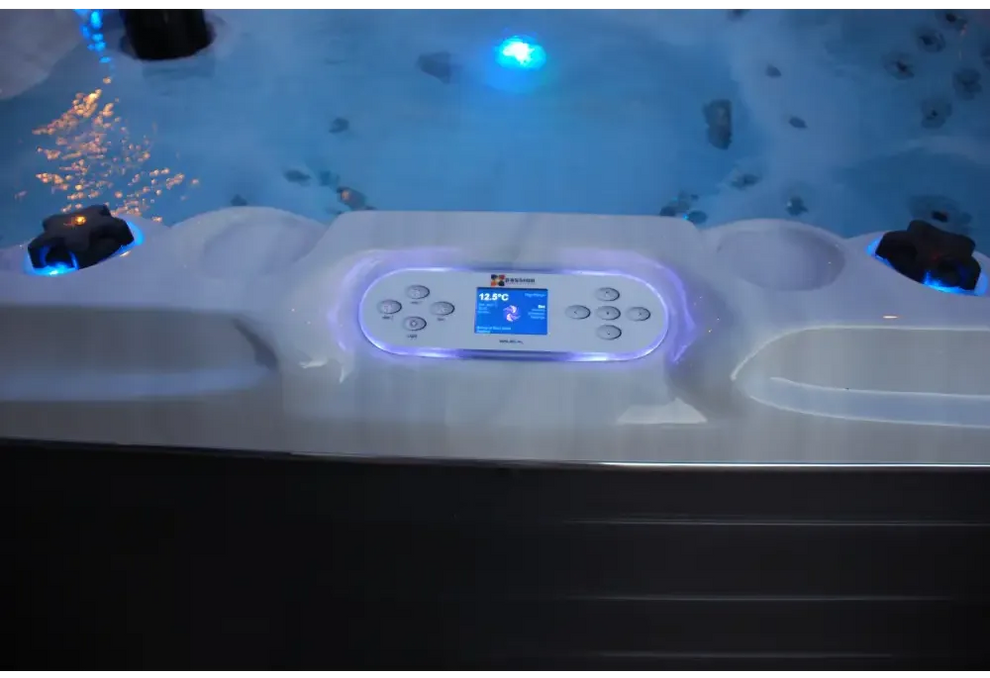 PassionSpa Desire hot tub – Signature Collection, control panel, blue LED lighting, temperature display