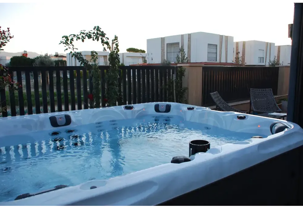 PassionSpa Desire hot tub – Signature Collection, white finish, black massage jets