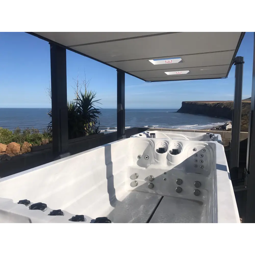 Vit svithotbad PassionSpa Dynamic Swim Spa med jetmunstycken och paneler