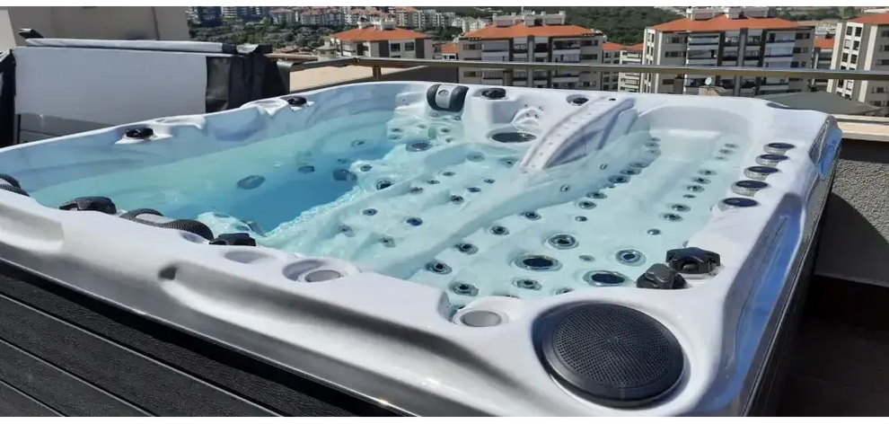 PassionSpa Euphoria Mighty Wave hot tub – white finish, Exclusive Collection, clear blue water