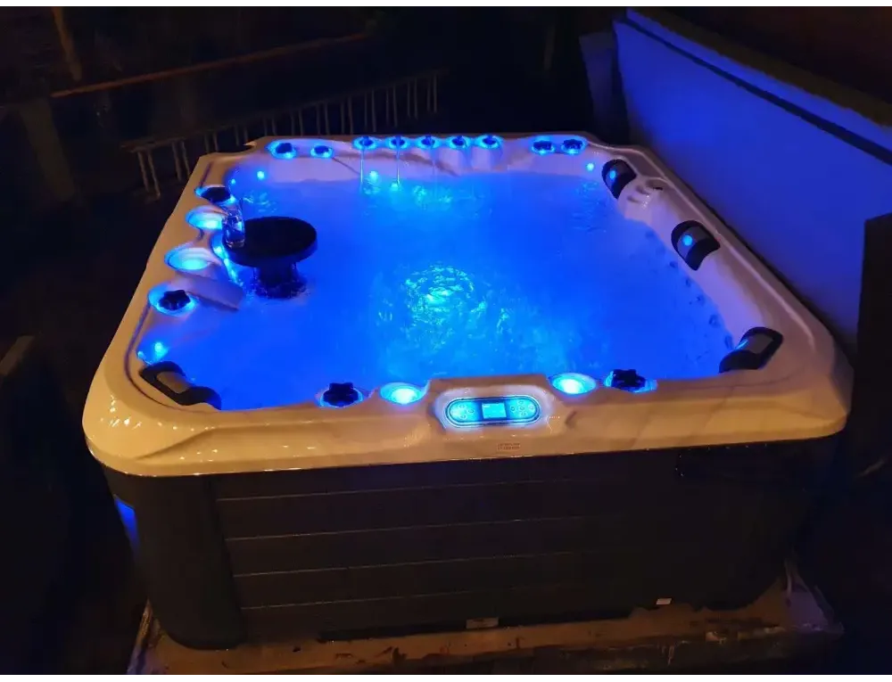 PassionSpa Felicity Mighty Wave hot tub – blue LED lighting