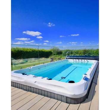 PassionSpa Fitness 1 Swim Spa med vit rektangulär form, blått vatten och grå kakelbas