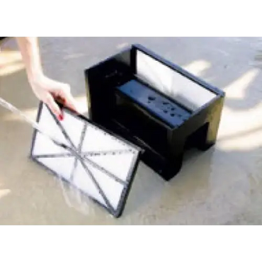 Svart Hayward Tigershark poolrobot med rektangulärt filterhus, vit mesh och svart ram