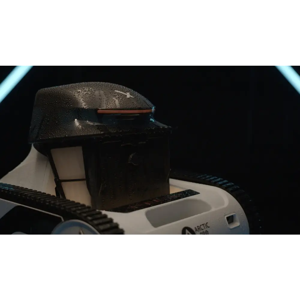 Svartvit Xwarrior InverX X60 robotisk poolrengörare med blank, vattenstänkt yta