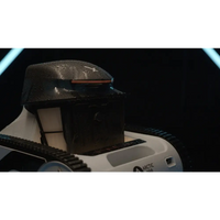 Svartvit Xwarrior InverX X60 robotisk poolrengörare med blank, vattenstänkt yta