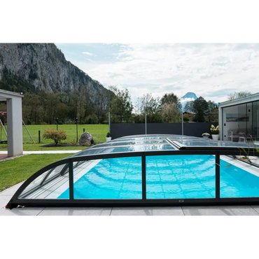 Pooltak Dallas med svart ram över blå pool, 4x8 modell