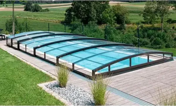 Modern Pooltak ICON 3.5×7 klarplast antracit pooltak med böjd glas och svart ram