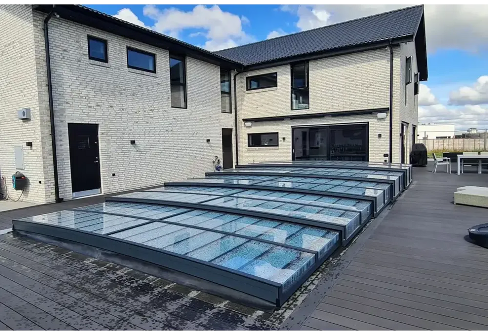 Pooltaket Icon med sarg klarplast antracit, modern glasöverbyggnad
