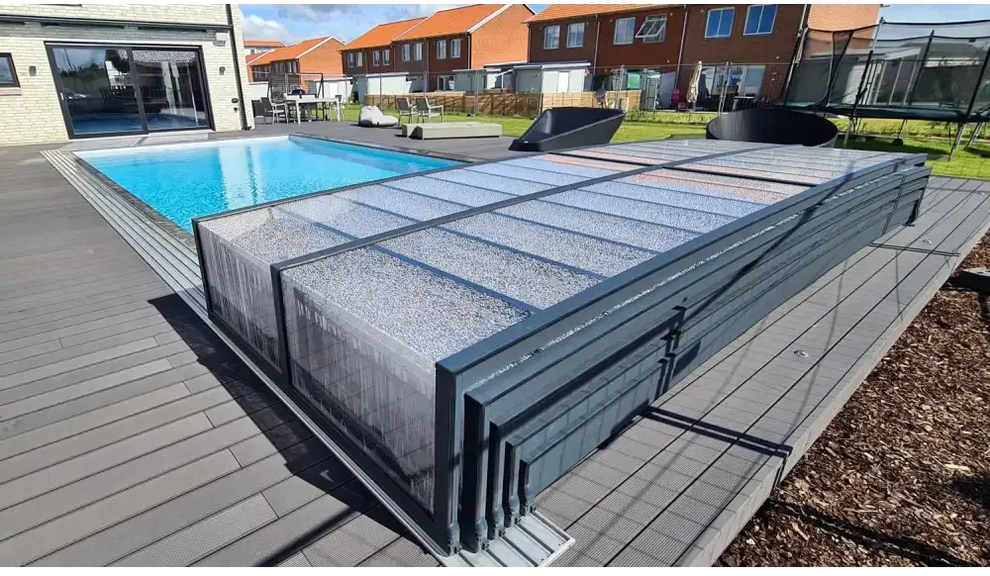 Modern pooltaket icon med sarg klarplast antracit i grå design
