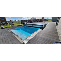 Pooltaket Icon med sarg klarplast antracit, rektangulär med klarblått vatten och modern svart ram på mörkgrå trädeck