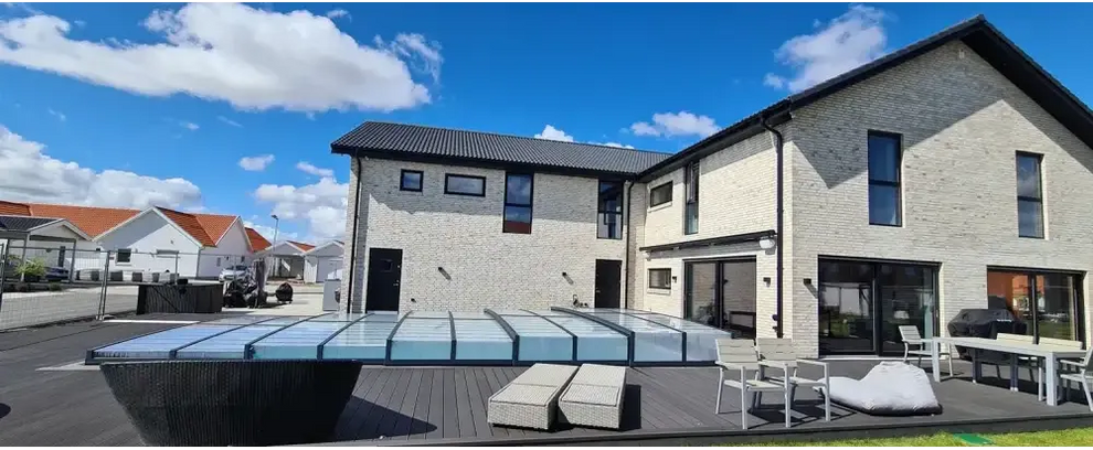 Modern tvåvåningshus med sarg klarplast antracit för glastakpaneler