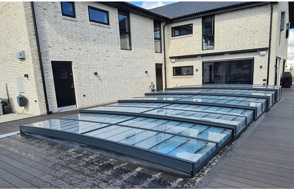 Pooltak Icon i klarplast antracit med modern glaspaneldesign